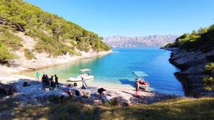 Više od 70 volontera sudjelovalo u akciji čišćenja okoliša u Pučišćima