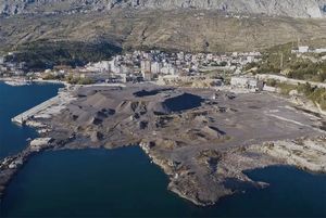 Traže se hitna i trajna rješenja za ekološku bombu na području bivše tvornice Dalmacija u Dugom Ratu