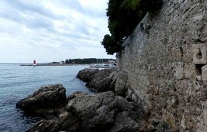 STRAŠNA TRAGEDIJA NA KRKU 11-godišnji dječak pao sa zidina na stijene i podlegao ozljedama