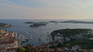 FOTO/VIDEO Kruzer se provlači između Hvara i Paklinskih otoka