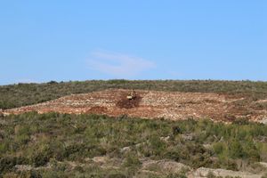 S PONISTRE SE VIDI KAMEN Stižu slike navodno protuzakonitog kamenoloma u blizini špilje na Šolti