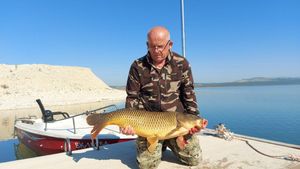 Ribolovac u Vranskom jezeru ulovio rekordno velikog šarana od 16 kg!