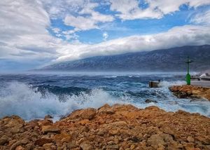 Ne plove katamarani prema srednjodalmatinskim otocima, izdano upozorenje za pomorce