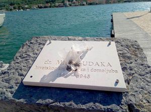 Općina Bilice preko donacija naplaćuje vezove na ilegalnim mulovima, a jednog nazvali po ustaškom zločincu