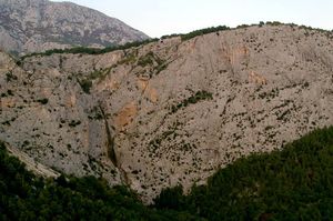 TRAGEDIJA U OMIŠU – HGSS: “Nesretni čovjek je pao s ruba stijene, morali smo i sami paziti na odrone!”