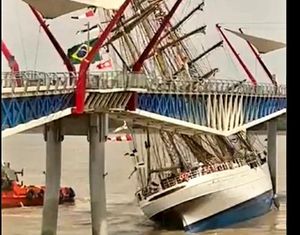 VIDEO Jedrenjak brazilske mornarice zabio se u most, umalo stradala posada tegljača