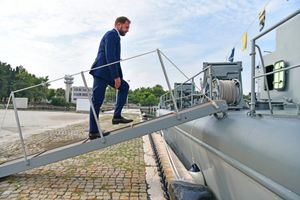 NEVJEROJATNO! Nalogom ministra Banožića biskupe besplatno vozikali skupim ratnim brodom