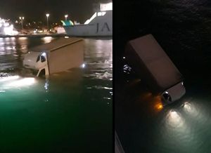 U splitskoj trajektnoj luci kamion upao u more