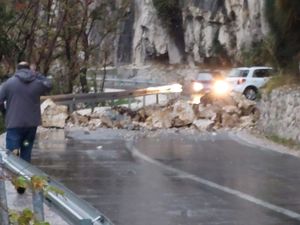 UMALO TRAGEDIJA Na cesti kod Omiša odronile se stijene