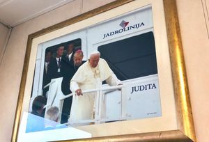 Papa se u Hrvatskoj vozio starim Jadrolinijinim katamaranom i nije tražio nove naoružane brodove