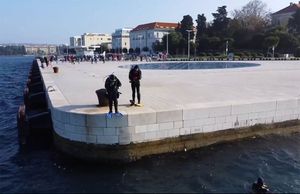 Ronioci iz Bibinja očistili podmorje kod Pozdrava suncu i Morskih orgulja u Zadru