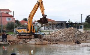 U tijeku sanacija derutnog obalnog zida i gata u luci Čeprljanda