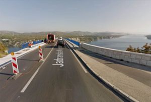 Pijani djedica prelazio cestu, vozačica ga izbjegla i udarila u drugo vozilo čija je vozačica bila pijana