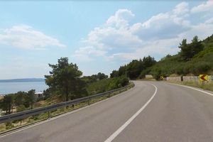 Vozilo izletjelo s Jadranske magistrale kod Baške vode