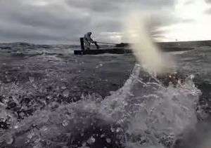 VIDEO Spašavanje ribara koji je više od 20 sati plutao usred oceana na prevrnutom brodu