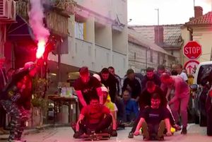 Održana utrka kareta u Kaštel Sućurcu, pobjednik dobio 40 kila novca, ali naravno da postoji kvaka