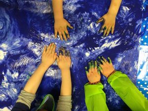 Pogledajte kako su najmlađi hvarski umjetnici oslikali veliki zidni kalendar za 2022. godinu