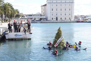 Podvodno istraživački klub Mornar potopio božićnu jelku na splitskoj Rivi