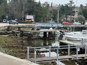 Dio zadarske obale nakon oseke više nalikuje odlagalištu, nego privezištu