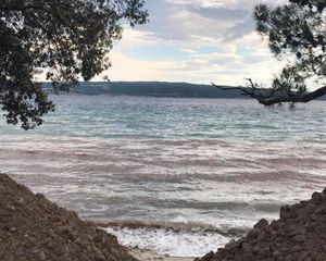 Prozivaju crikveničku gradsku vlast za devastaciju plaža, oni tvrde: “Sve je po zakonu”