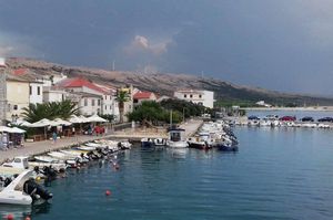 Postavljanjem pontona, povećava se broj vezova u luci Pag