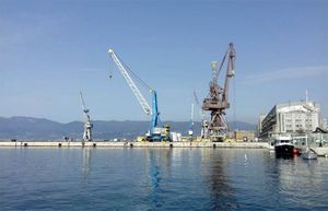 SPASILI GA PROLAZNICI Muškarac onesviješten plutao u riječkoj luci