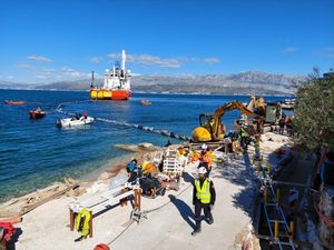 KABELSKA VEZA Brač je napokon spojen s kopnom!