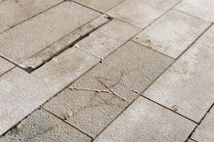 Stroj za čišćenje uništio dio kamenih ploča na šibenskom trgu