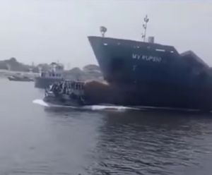 VIDEO U sudaru teretnog broda i trajekta poginulo najmanje 7 osoba