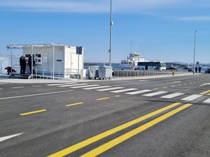 Pristajanjem trajekta iz Biograda, i službeno otvorena novoobnovljena trajektna luka Tkon na Pašmanu