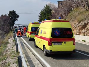TRI OSOBE ZAVRŠILE U BOLNICI Sudarili se motocikli na Jadranskoj magistrali u Brelima