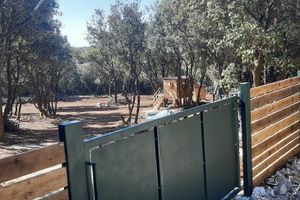 Usred Paluda ilegalno napravio put, posjekao stabla, ogradio parcelu i postavio drvene kućice