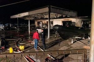 Policija radi očevid nakon požara hangara u kojem su uništena tri broda