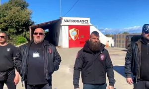 VIDEO Nabildani tipovi u crnom “čuvaju” područje DVD-a Supetar – Zbog napete situacije otkazani i nogometni treninzi za djecu