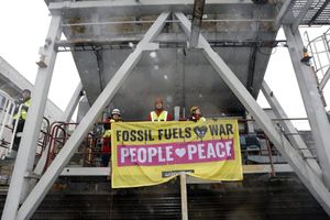 Aktivisti Greenpeace pokušali spriječiti istovar ruskog ugljena u Helsinkiju