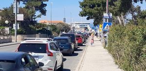 BLAGDANSKE GUŽVE IZ SUPETRA Kolona automobila koji ulaze na trajekt je ogromna