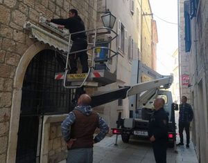 Počelo uklanjanje reklamnih panoa iz stare gradske jezgre u Makarskoj