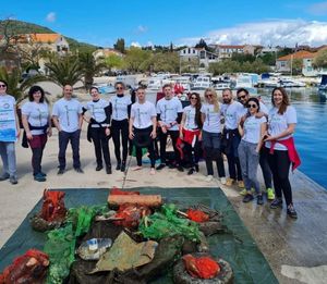 Iz podmorja mjesne luke izvukli više od 500 kilograma otpada