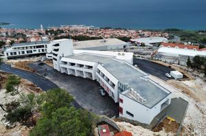 Ljudi u crnom pokušali provaliti u bivši vatrogasni dom u Supetru – Gradonačelnica sumnja tko je krivac