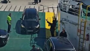 VIDEO Pogledajte kako se na krcatom trajektu pronalazi ekstra mjesto za predstavnike vojske