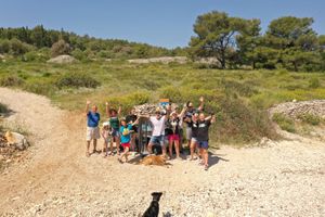 Dvadeset četvero ljudi plus četiri psa, jednako čista plaža na Prbuji u Sutivanu na Braču.