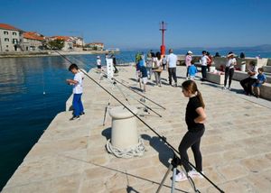 Brački osnovnoškolci testirali svoje ribolovne vještine