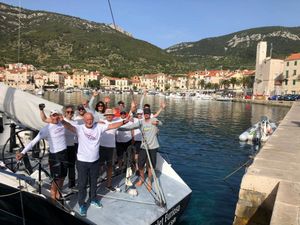 Samo 8 jedrilica jedrima doplovilo do cilja prve etape 31. Komiške regate