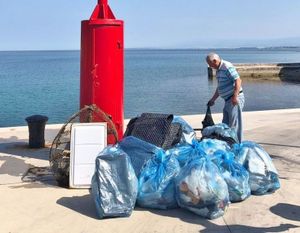 Čistili uvalu od otpada i pronašli ručnu bombu