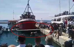 VIDEO Zabavni običaj “vatanja janjčića” u Baškoj Vodi