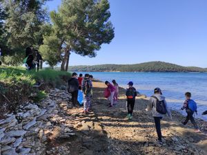 Školarci organizirano čiste plaže i podmorje u Istri