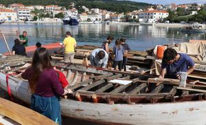 Mladi kalafati u Sumartinu uče kako izgraditi drveni brod