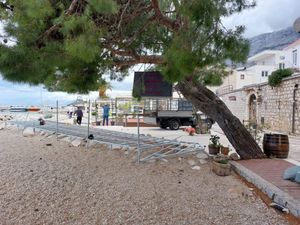 Izdano rješenje o uklanjanju terase s pomorskog dobra, a ona je i dalje tamo – Institucije prebacuju lopticu s jedne na drugu