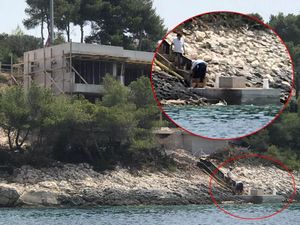 Gibonnijevi susjedi grade kuću u prvom redu uz more, pa betoniraju škrape za “privatnu” rivu i stepenice do nje