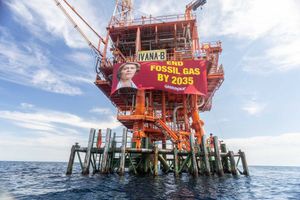 Aktivisti Greenpeacea se popeli na INA-inu platformu i pozvali Ursulu von der Leyen: “Završimo s plinom do 2035. godine!”